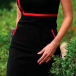 Vestido negro líneas rojas